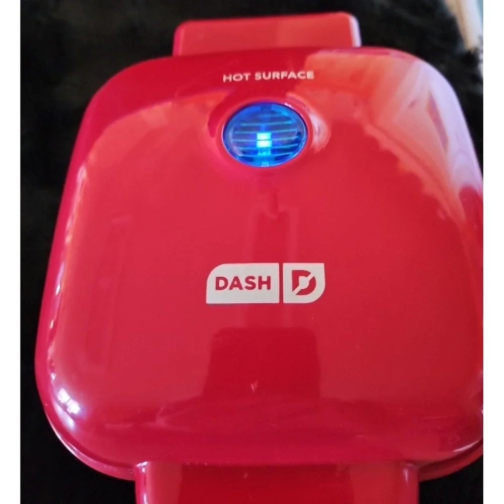 Dash  Egg Bite Maker With 4 Silicone Mold Red Color